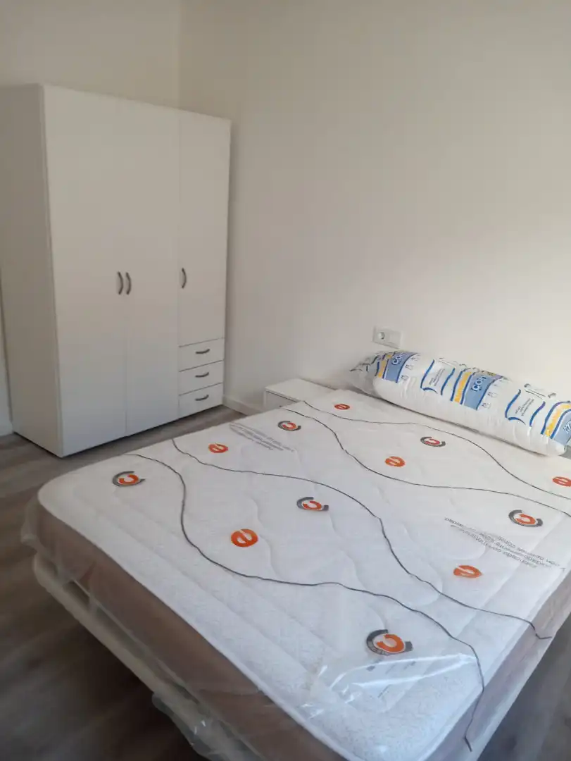 Dormitori de Apartament en venda en Lugo amb Calefacció, Terrassa i Moblat
