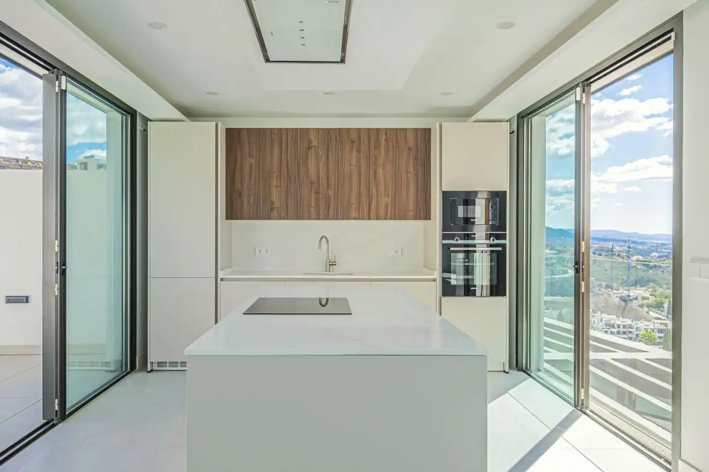 Cuina de Casa o xalet en venda en Benahavís amb Aire condicionat, Jardí privat i Terrassa