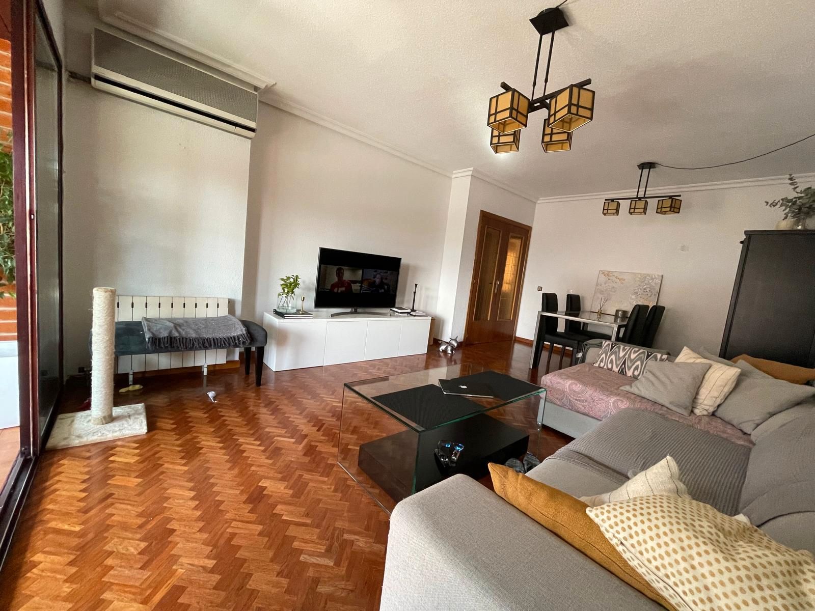 Living room of Flat for sale in Tres Cantos  with Heating, Parquet flooring and Terrace