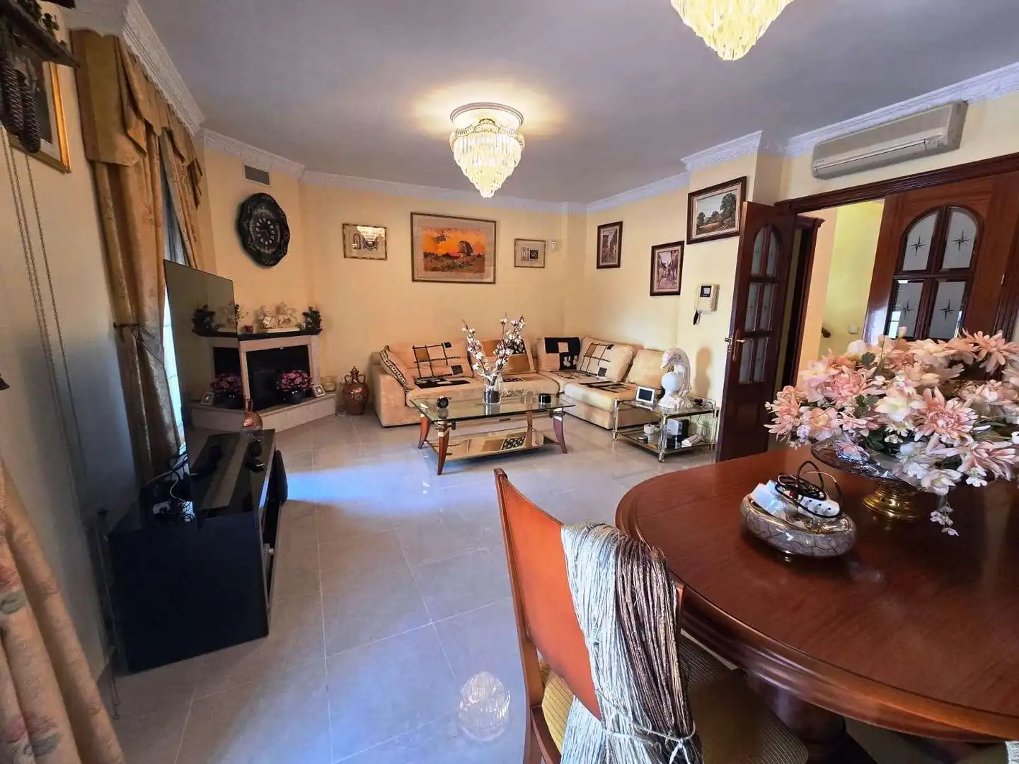 Sala d'estar de Casa o xalet en venda en Bormujos amb Aire condicionat i Piscina
