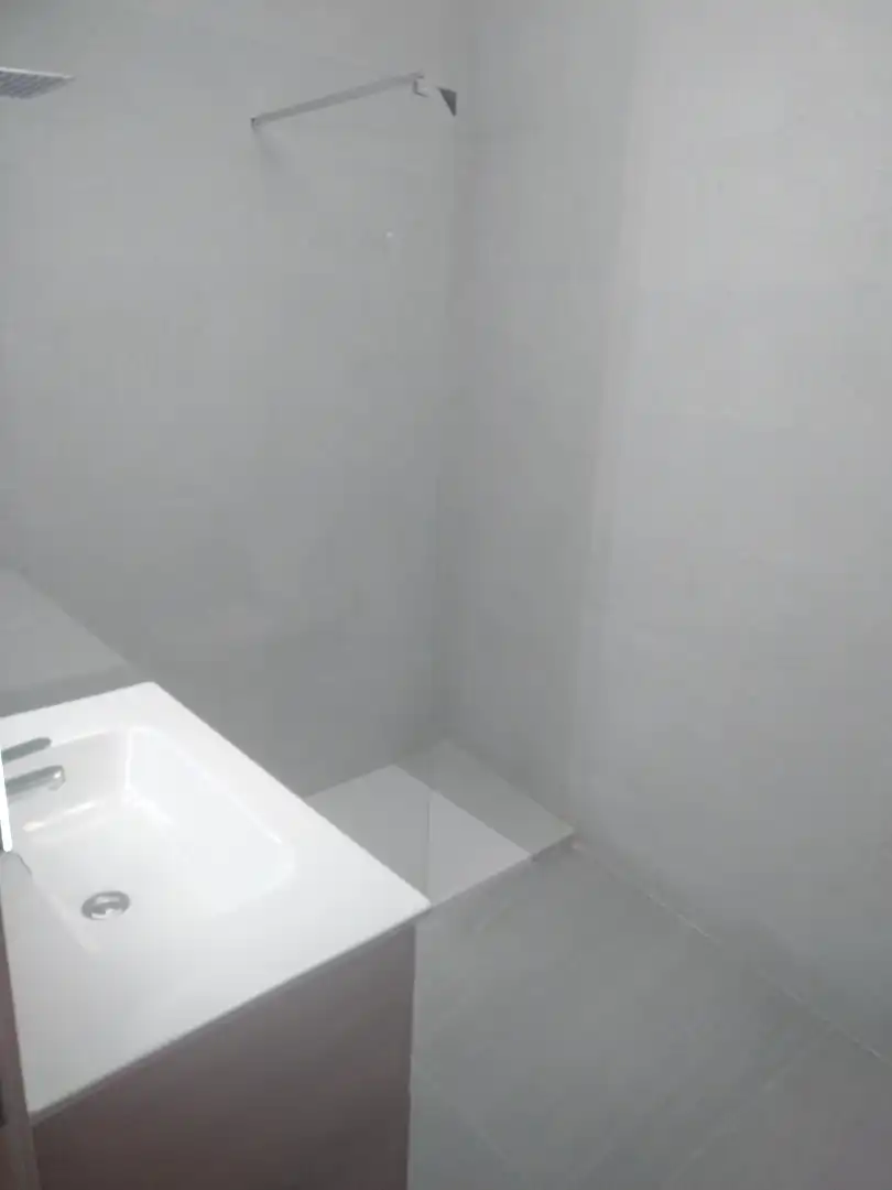 Badezimmer von Wohnung zur Miete in Terrassa mit Heizung, Parkett und Ofen