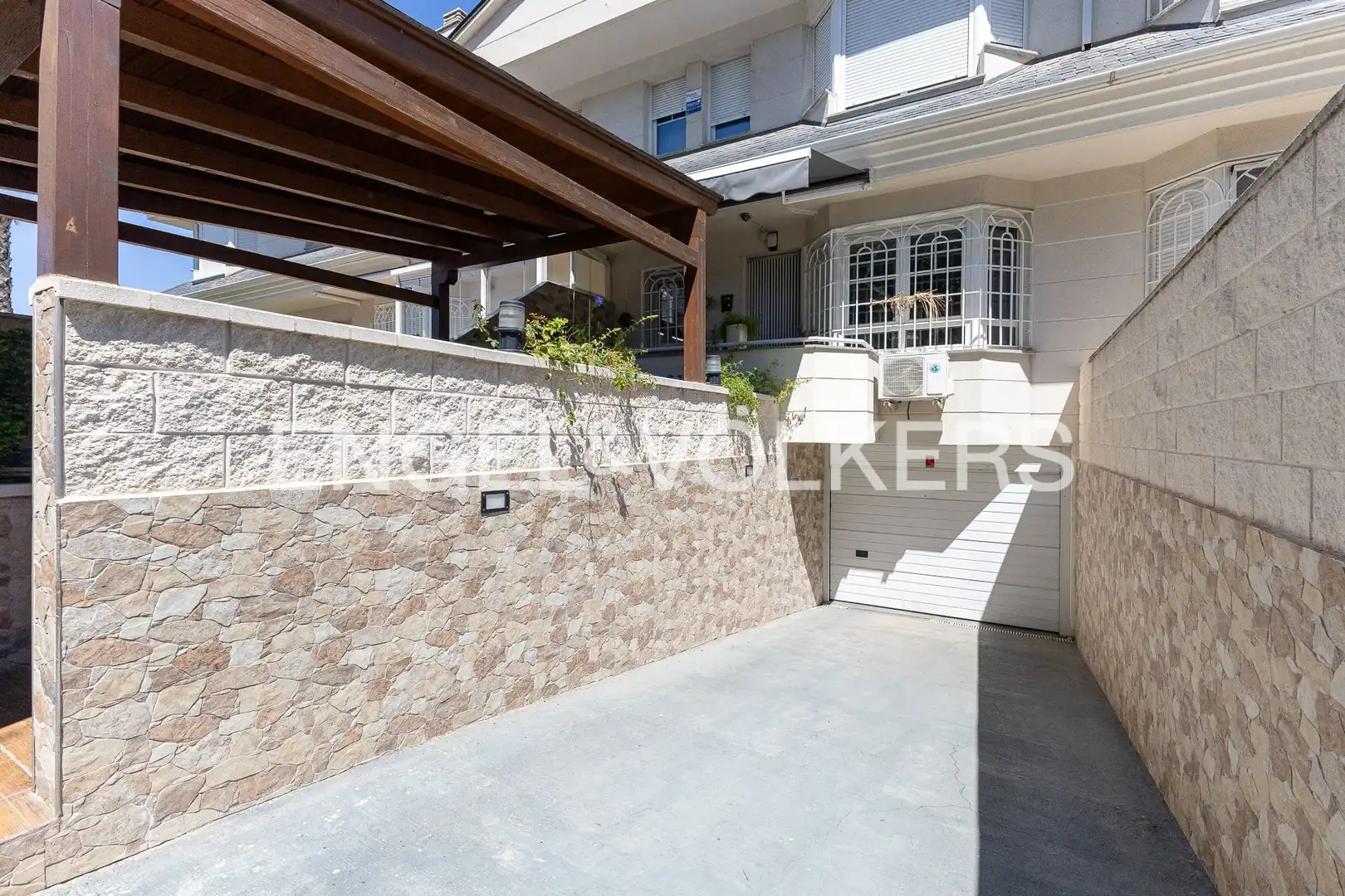 Vista exterior de Casa adosada en venda en Mejorada del Campo amb Aire condicionat, Calefacció i Jardí privat
