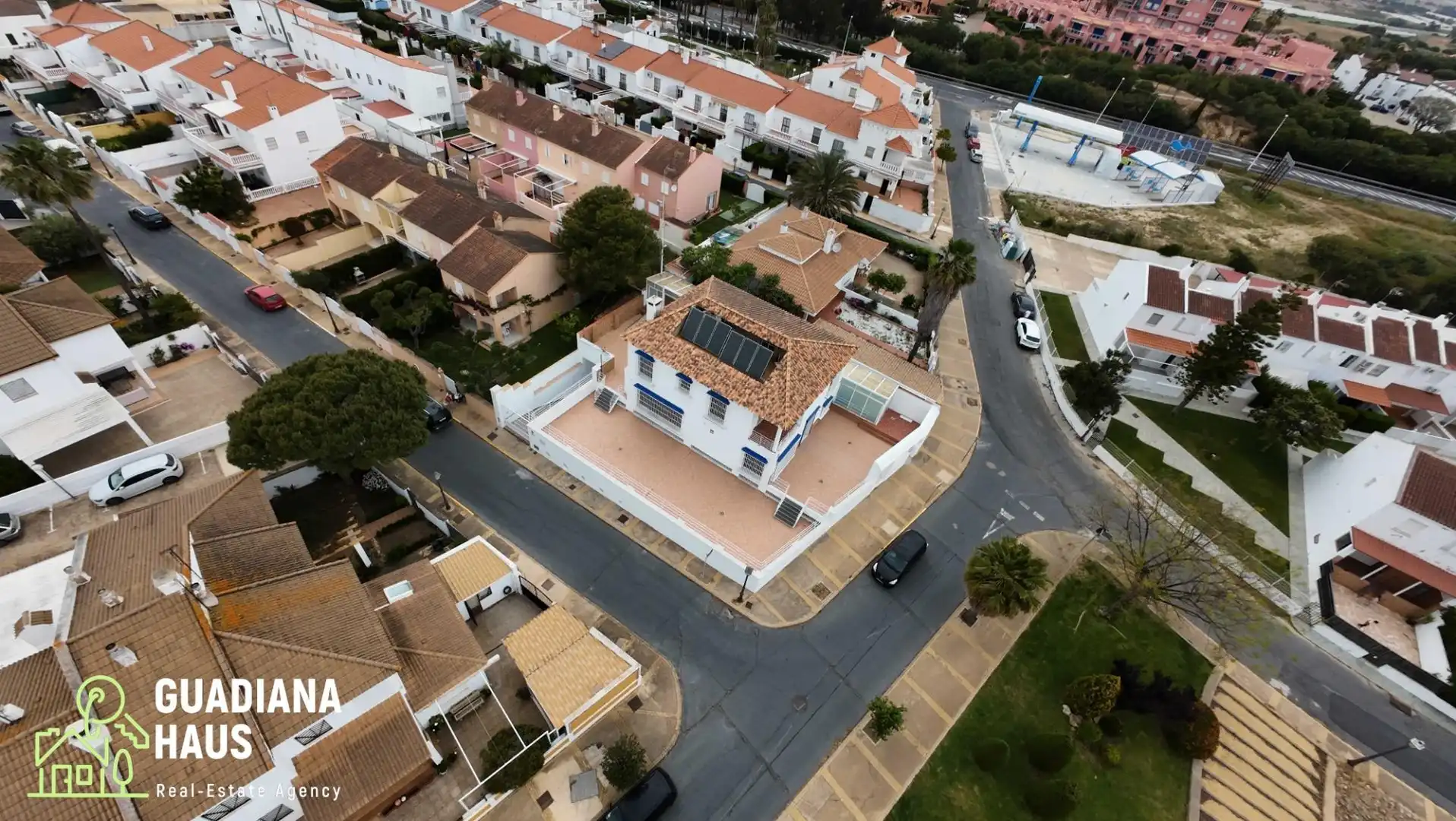 Vista exterior de Casa o chalet en venta en Islantilla con Terraza, Trastero y Piscina