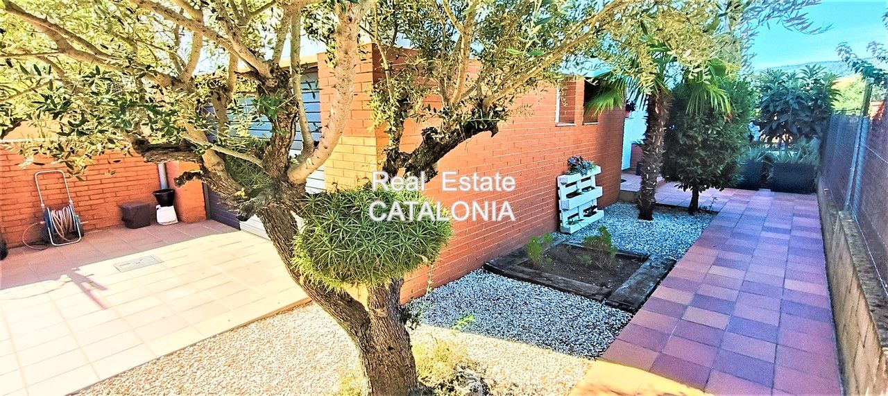 Vista exterior de Casa adosada en venda en Santa Coloma de Farners amb Calefacció, Jardí privat i Terrassa