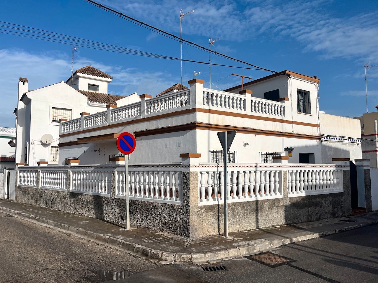 Vista exterior de Casa adosada en venda en Rota amb Traster