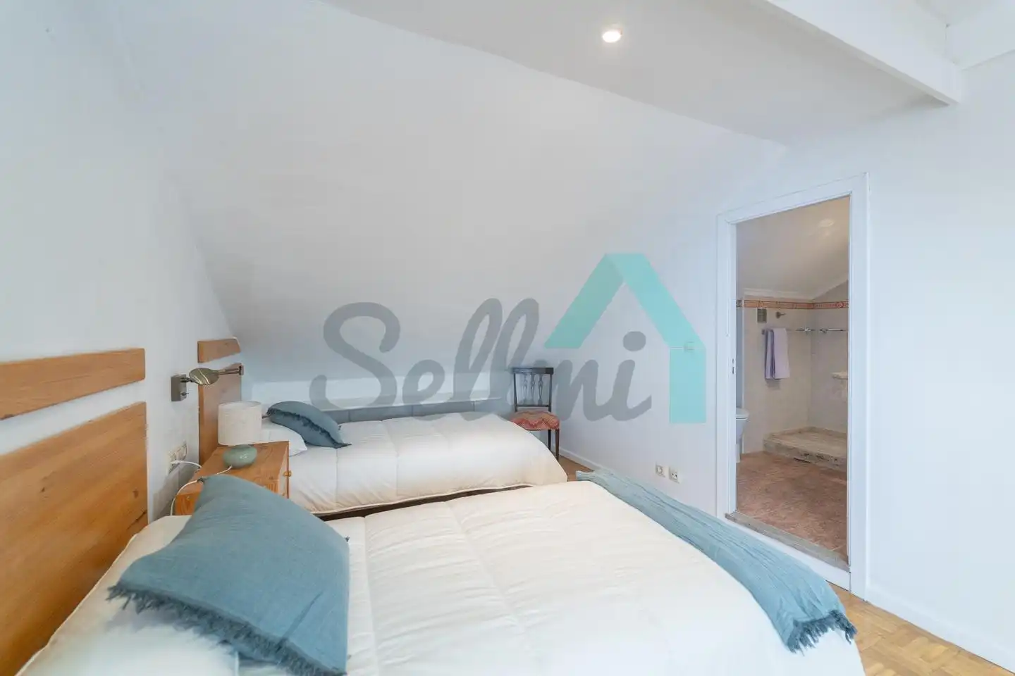 Bedroom of Flat for rent in Oviedo   with Heating, Parquet flooring and Furnished