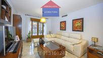 Sala d'estar de Casa adosada en venda en Navalcarnero amb Aire condicionat, Terrassa i Piscina