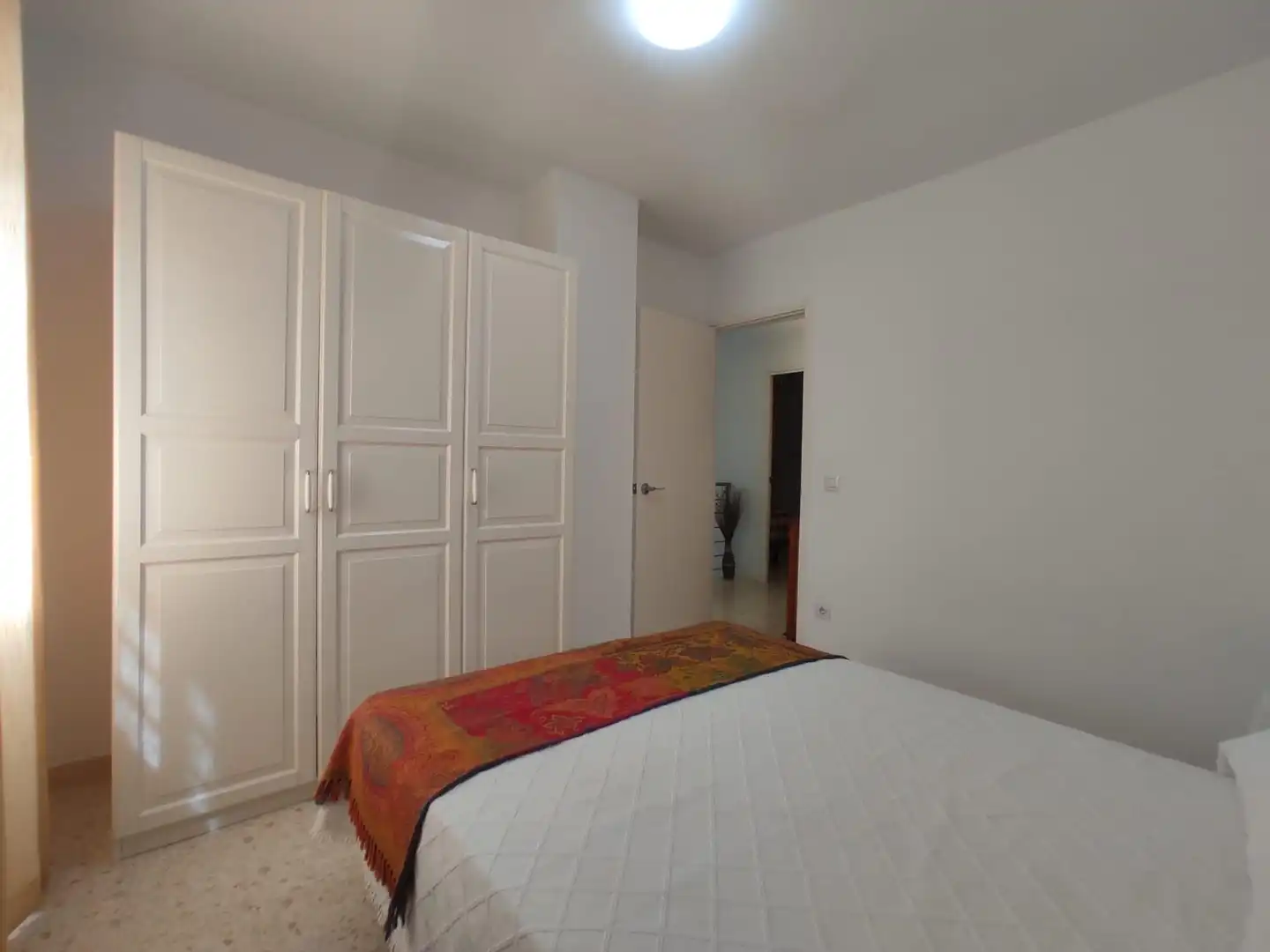 Dormitori de Casa adosada de lloguer en Dos Hermanas amb Aire condicionat, Jardí privat i Moblat