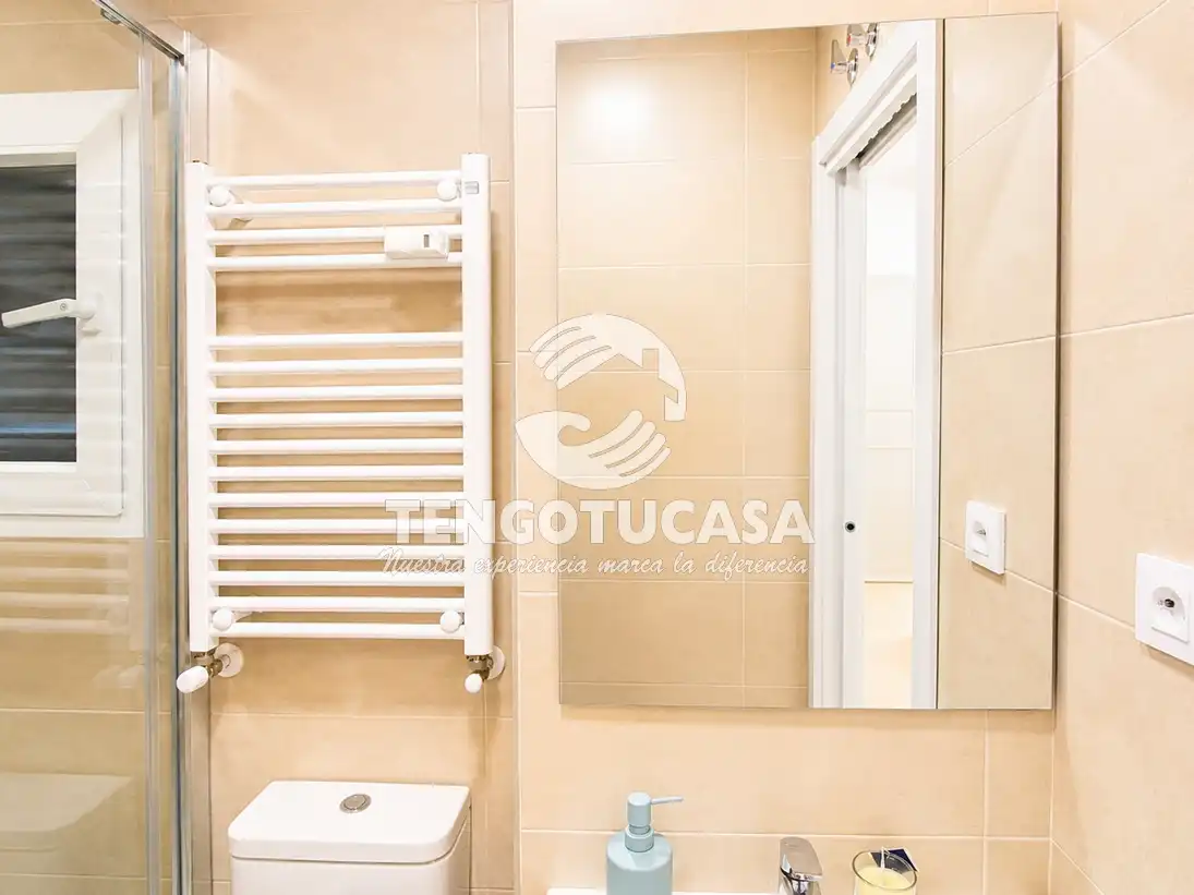 Badezimmer von Wohnung zum Verkauf in Madrid mit Klimaanlage, Möbliert und Ofen
