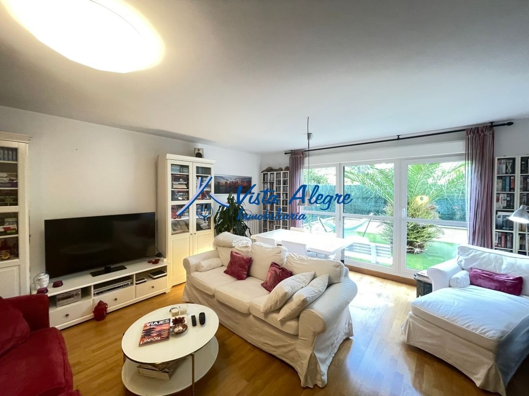 Sala d'estar de Casa adosada en venda en Haro amb Calefacció, Jardí privat i Parquet