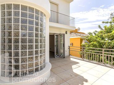 Casa aparellada amb balcó en venda a Calle Liebre