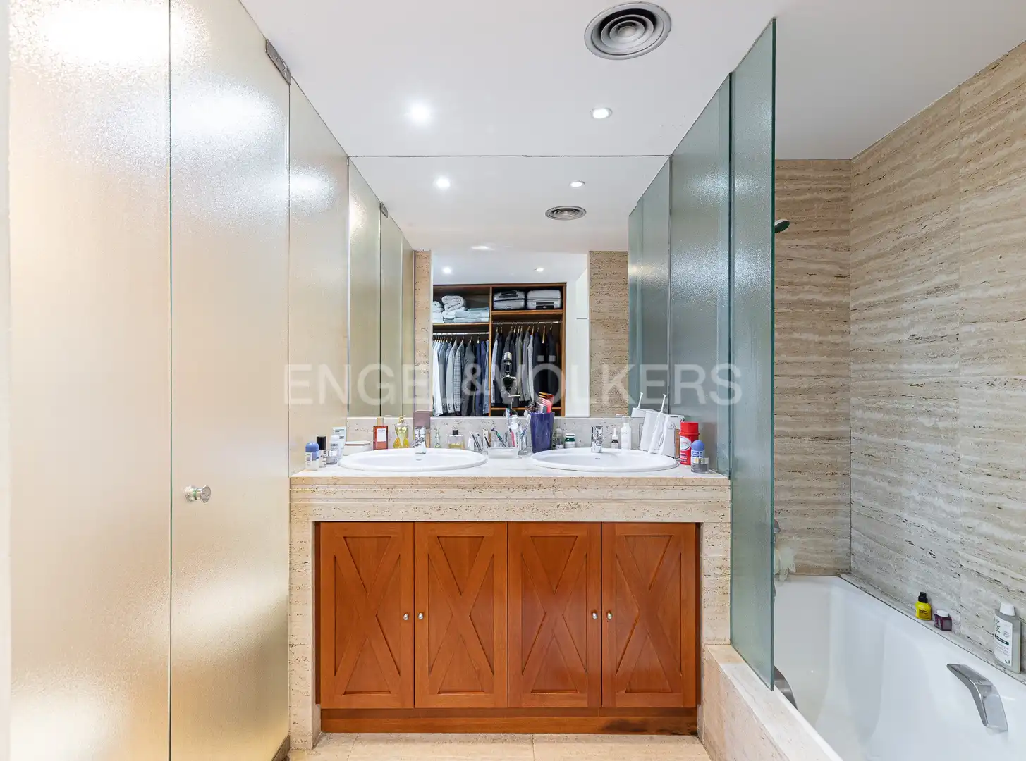 Baño de Casa adosada de alquiler en Barcelona con Aire acondicionado, Calefacción y Jardín privado