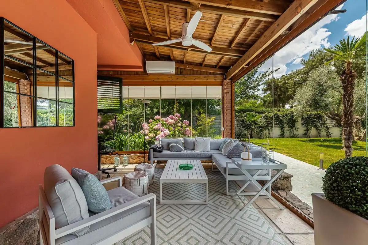 Terrasse von Einfamilien-Reihenhaus zum Verkauf in Boadilla del Monte mit Klimaanlage, Heizung und Privatgarten