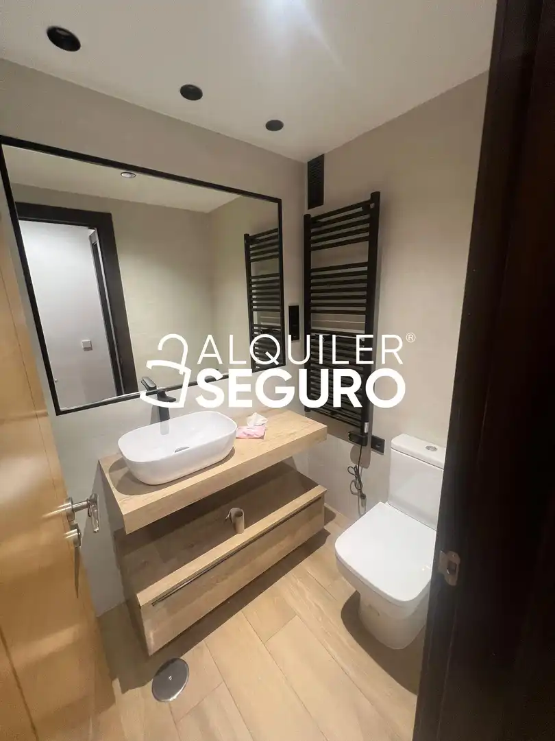 Bany de Pis de lloguer en Madrid amb Aire condicionat, Calefacció i Piscina