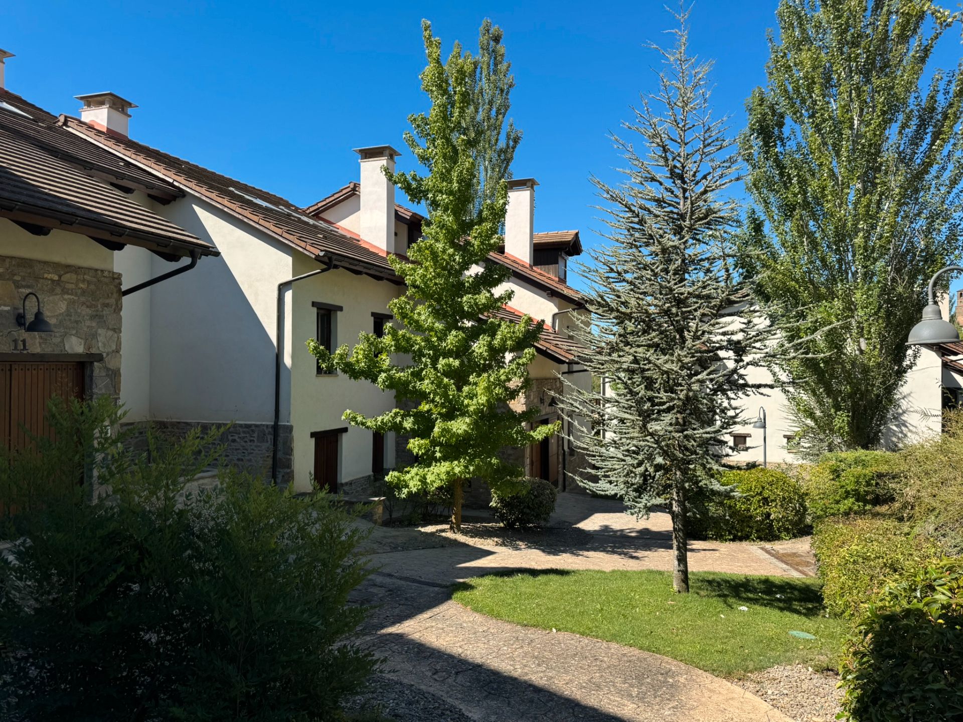 Vista exterior de Apartament en venda en Jaca amb Calefacció, Jardí privat i Parquet
