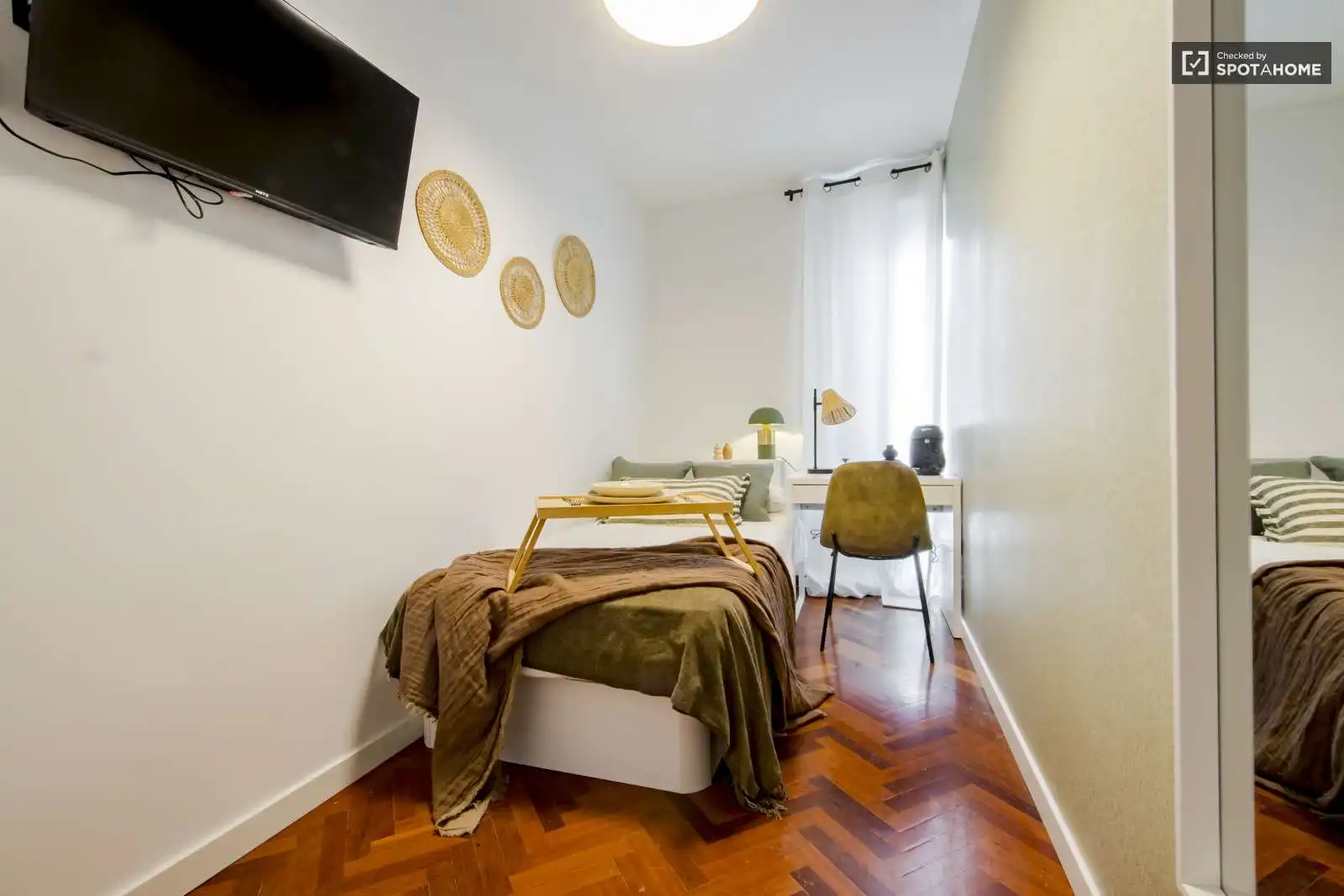 Bedroom of Flat for share in  Madrid Capital  with Air Conditioner, Terrace and Furnished