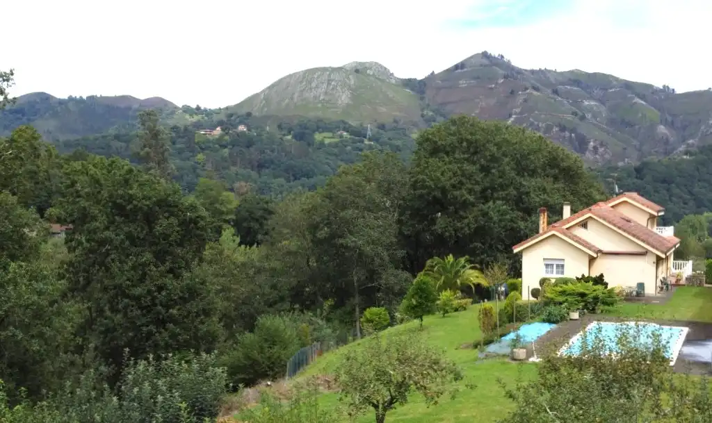 Vista exterior de Casa o chalet en venta en Parres con Piscina y Amueblado