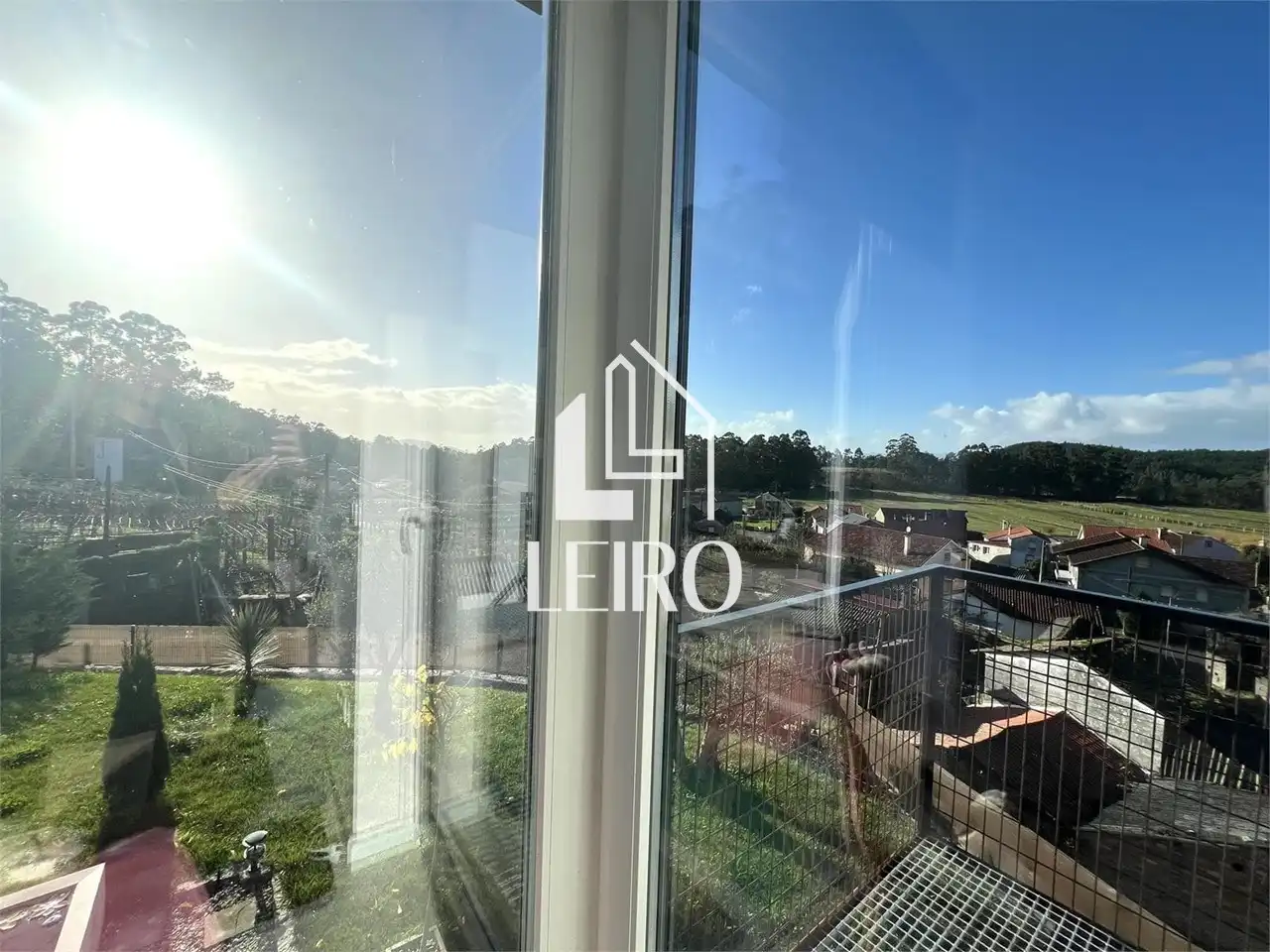 Vista exterior de Casa o xalet en venda en Vilagarcía de Arousa amb Aire condicionat, Jardí privat i Terrassa