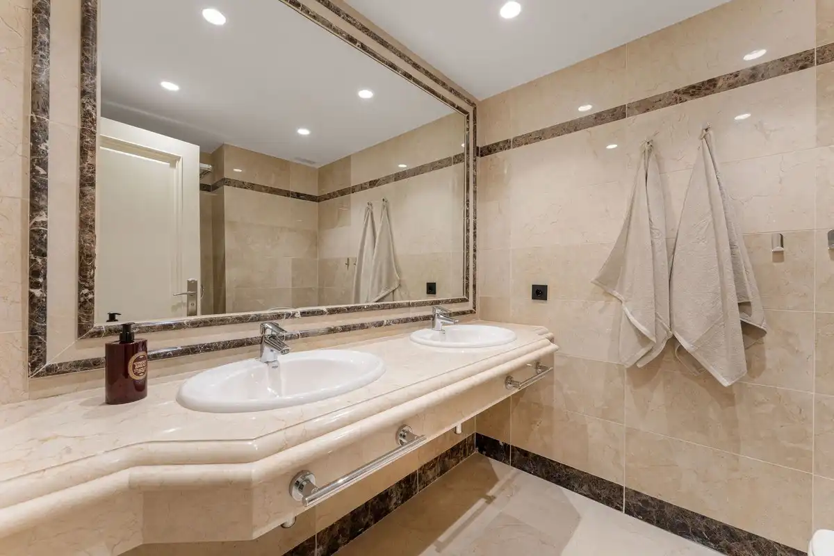 Badezimmer von Erdgeschoss zum Verkauf in Marbella mit Klimaanlage, Privatgarten und Terrasse