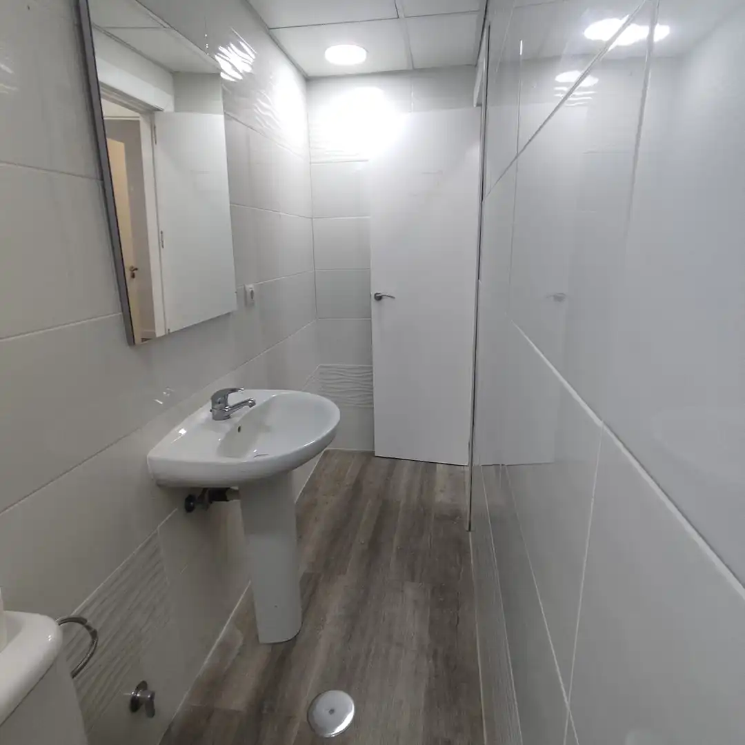 Badezimmer von Geschaftsraum zum Verkauf in Jaén mit Klimaanlage und Heizung