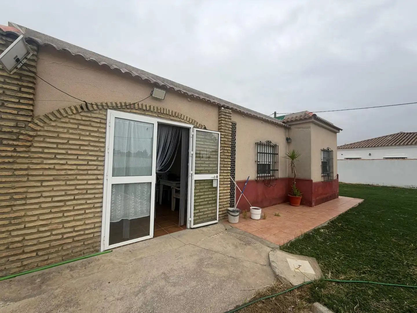 Vista exterior de Casa o chalet en venta en Chiclana de la Frontera con Jardín privado y Piscina