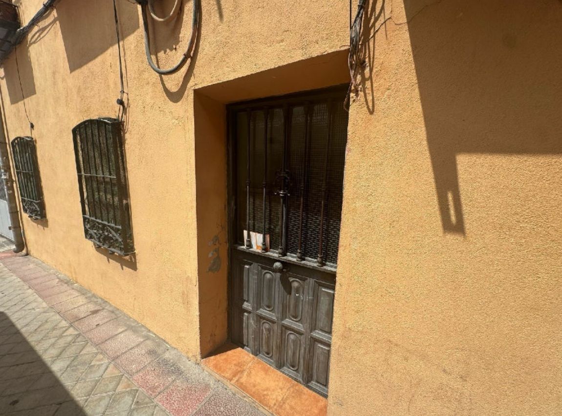 Vista exterior de Planta baja en venta en  Madrid Capital