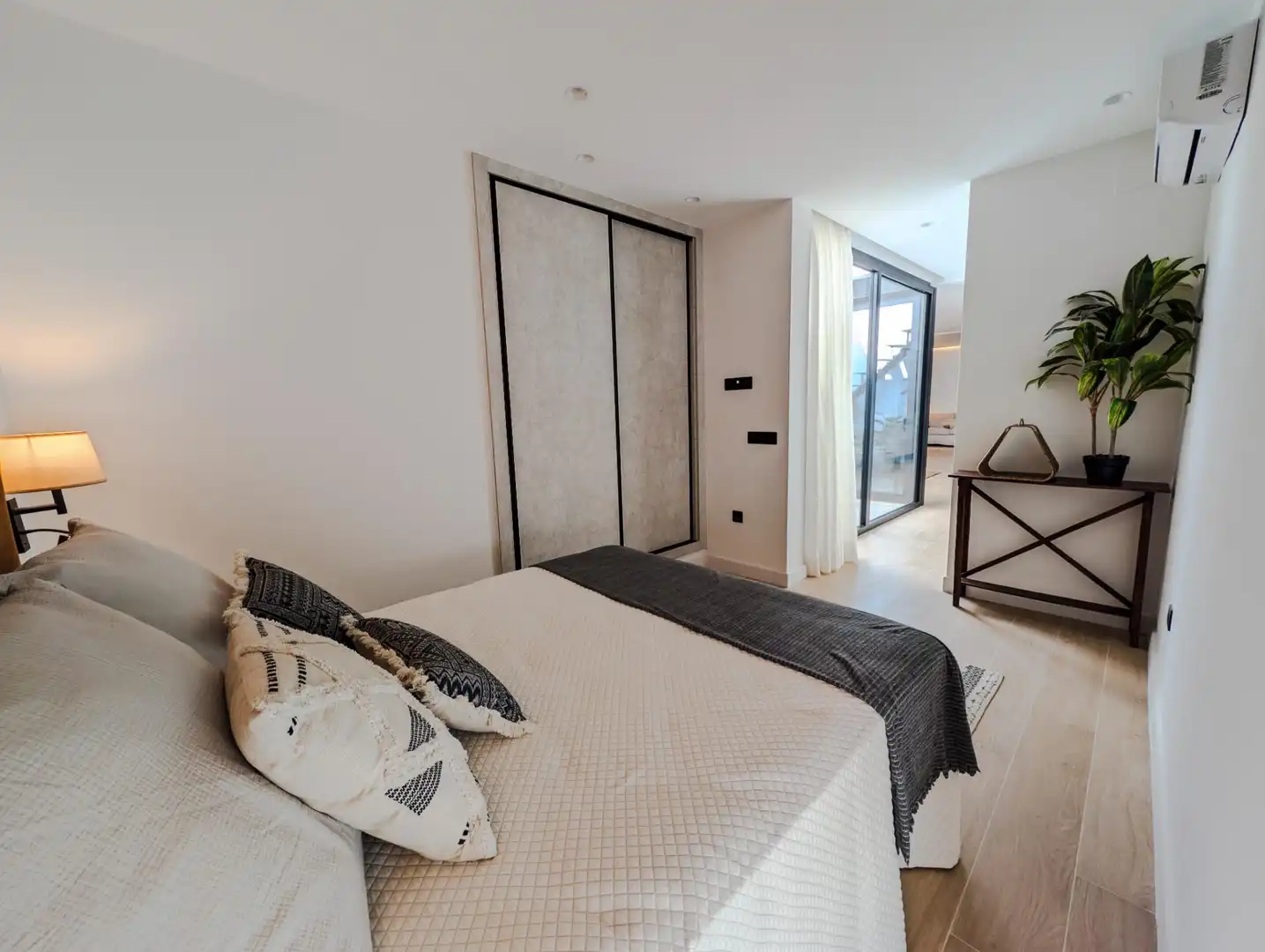 Bedroom of Flat for rent in Sanlúcar la Mayor  with Air Conditioner, Heating and Furnished