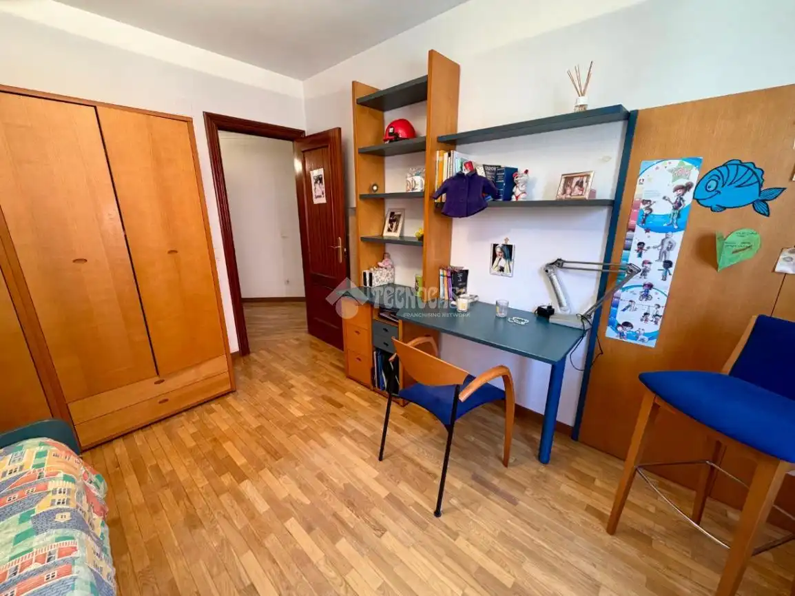 Dormitori de Pis en venda en León Capital  amb Calefacció, Parquet i Terrassa