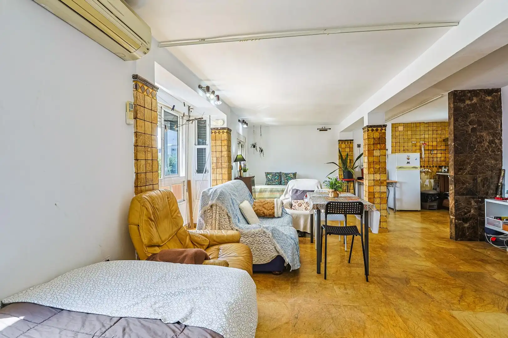 Living room of Flat for sale in Sevilla  with Air Conditioner and Balcony