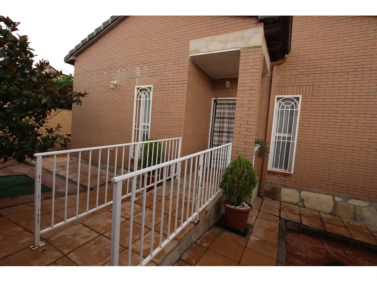 Vista exterior de Casa o xalet en venda en Trijueque amb Calefacció, Jardí privat i Terrassa