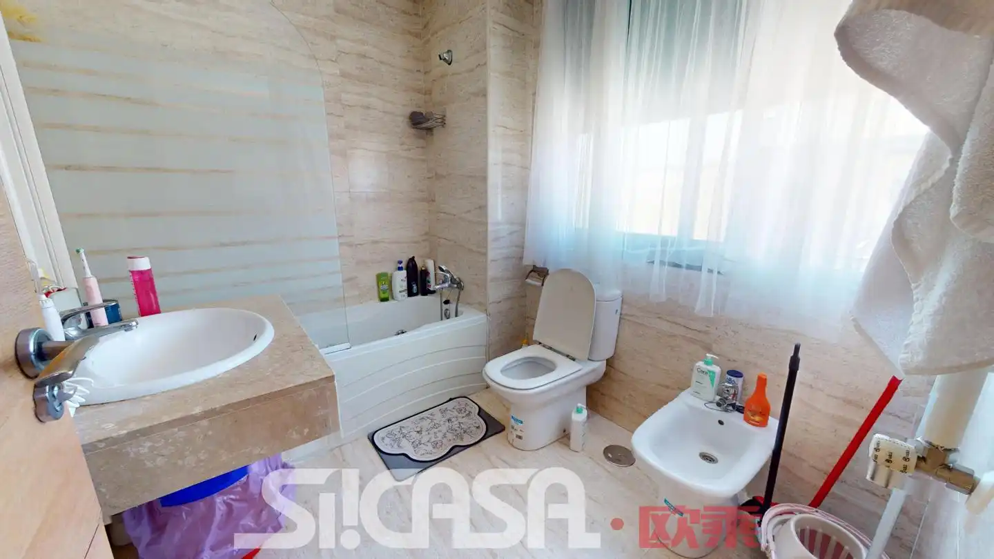 Badezimmer von Einfamilien-Reihenhaus zum Verkauf in Parla mit Klimaanlage, Heizung und Terrasse