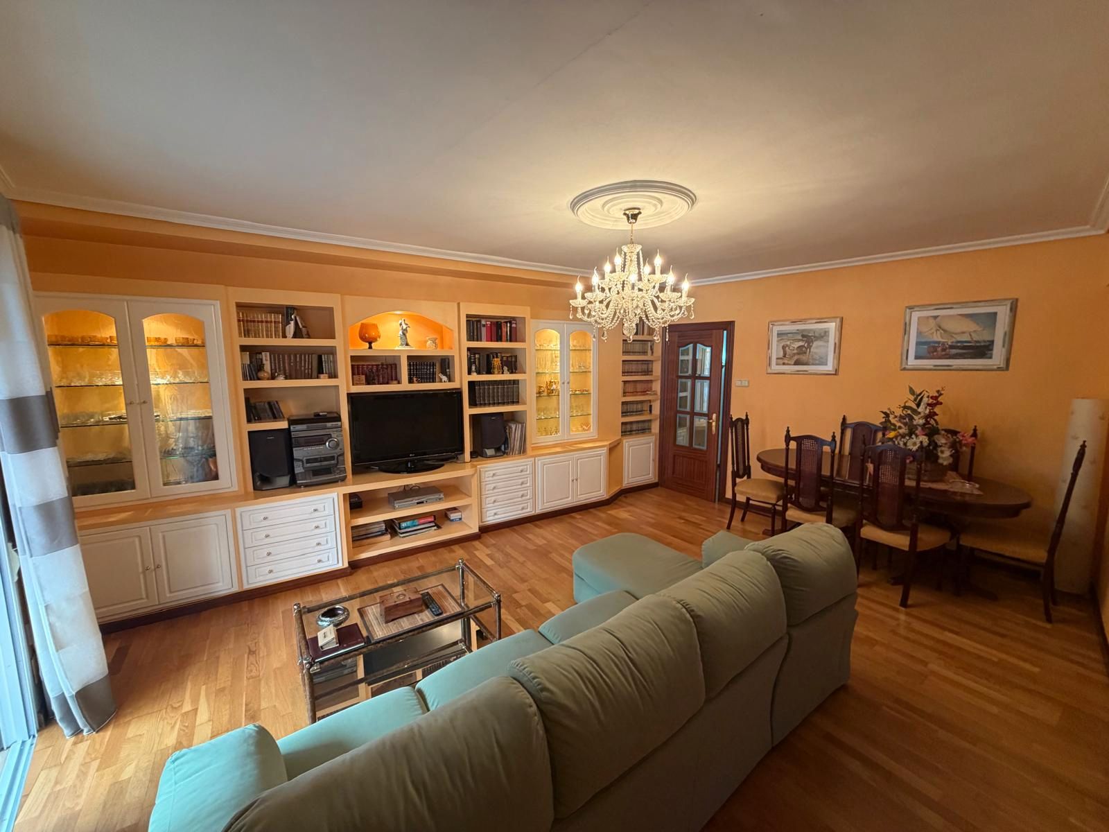 Living room of Flat for sale in Valladolid Capital  with Air Conditioner, Heating and Parquet flooring