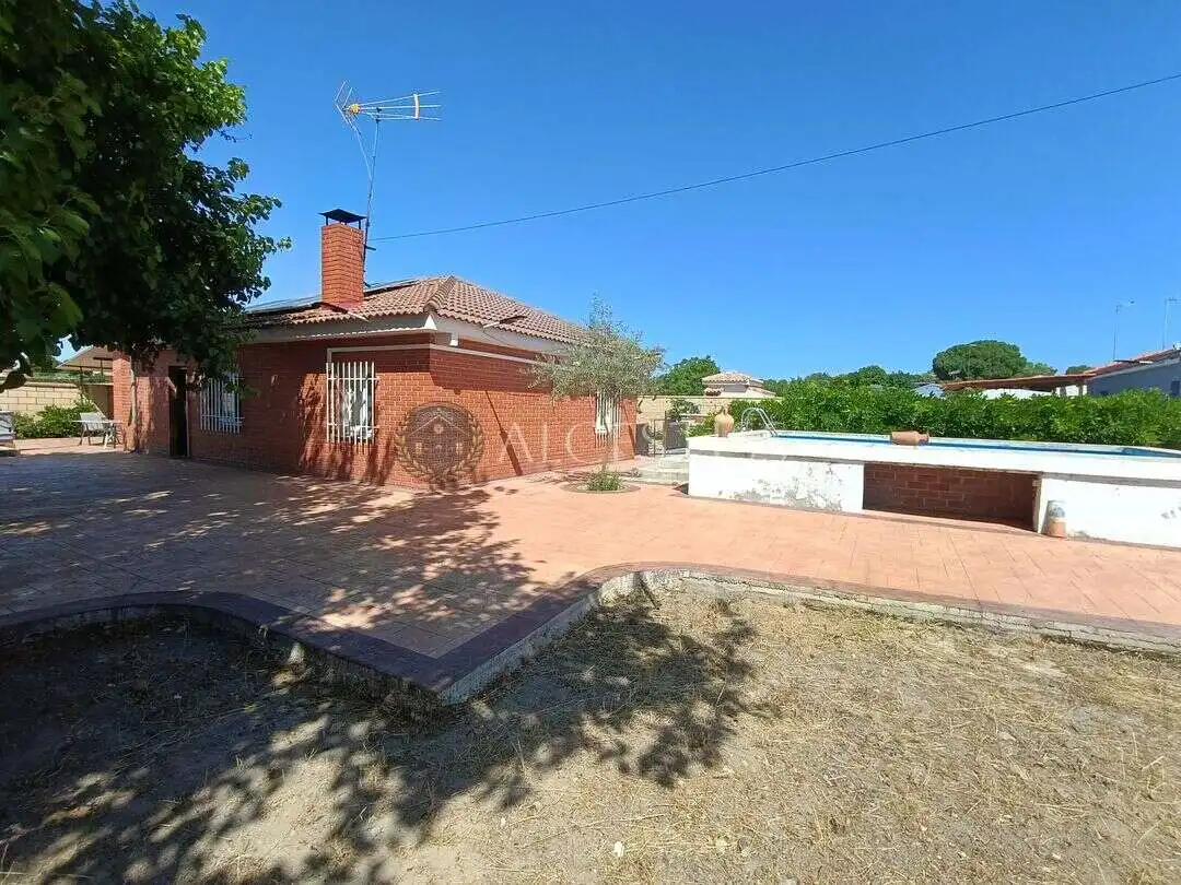 Vista exterior de Casa o xalet en venda en El Viso de San Juan amb Aire condicionat, Calefacció i Jardí privat