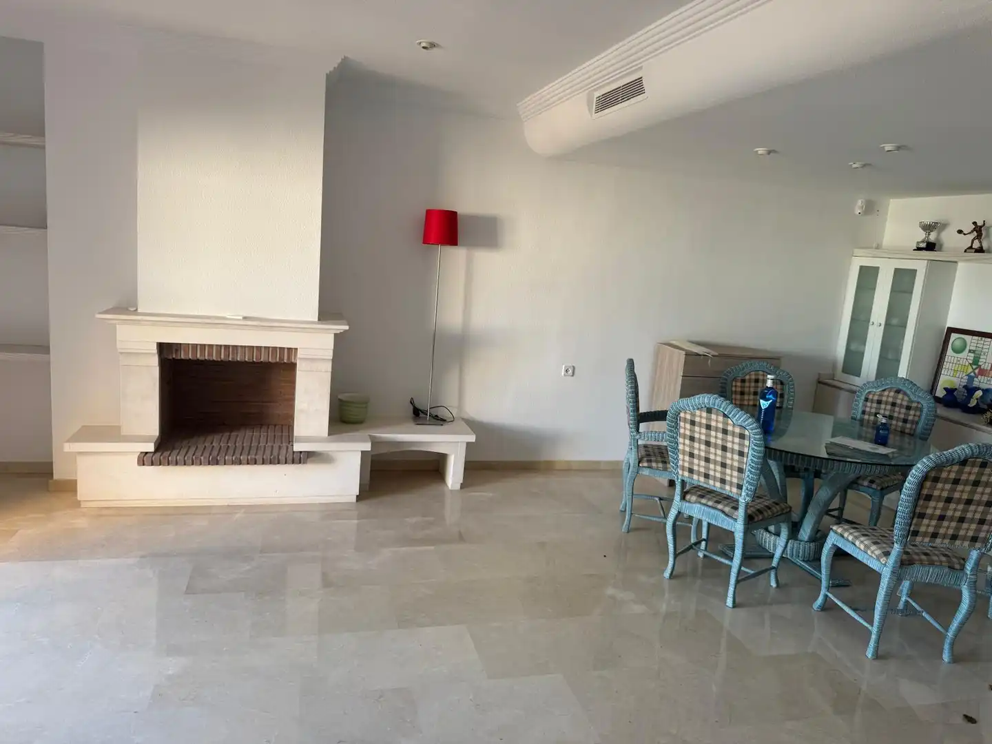 Sala d'estar de Casa adosada en venda en El Campello amb Jardí privat i Terrassa