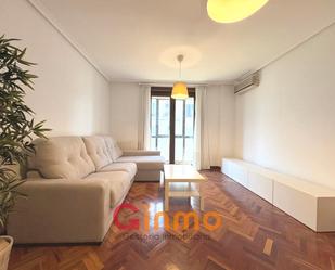 Living room of Flat to rent in  Madrid Capital  with Air Conditioner, Heating and Furnished