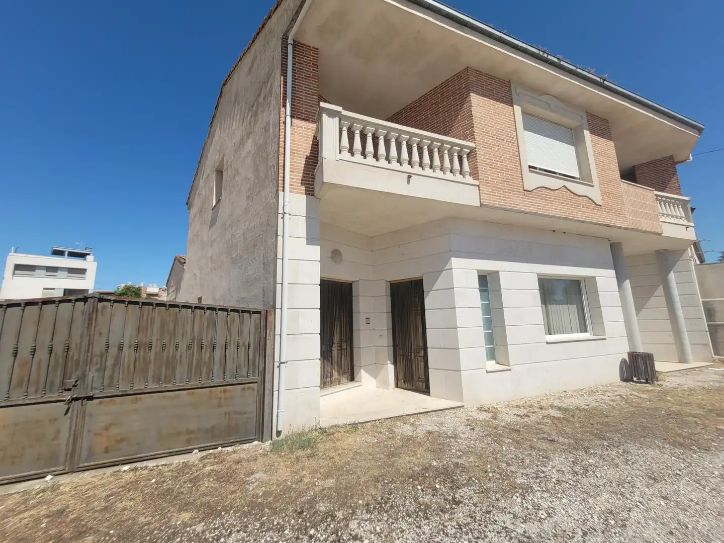 Vista exterior de Casa o xalet en venda en Cuéllar amb Aire condicionat, Calefacció i Terrassa
