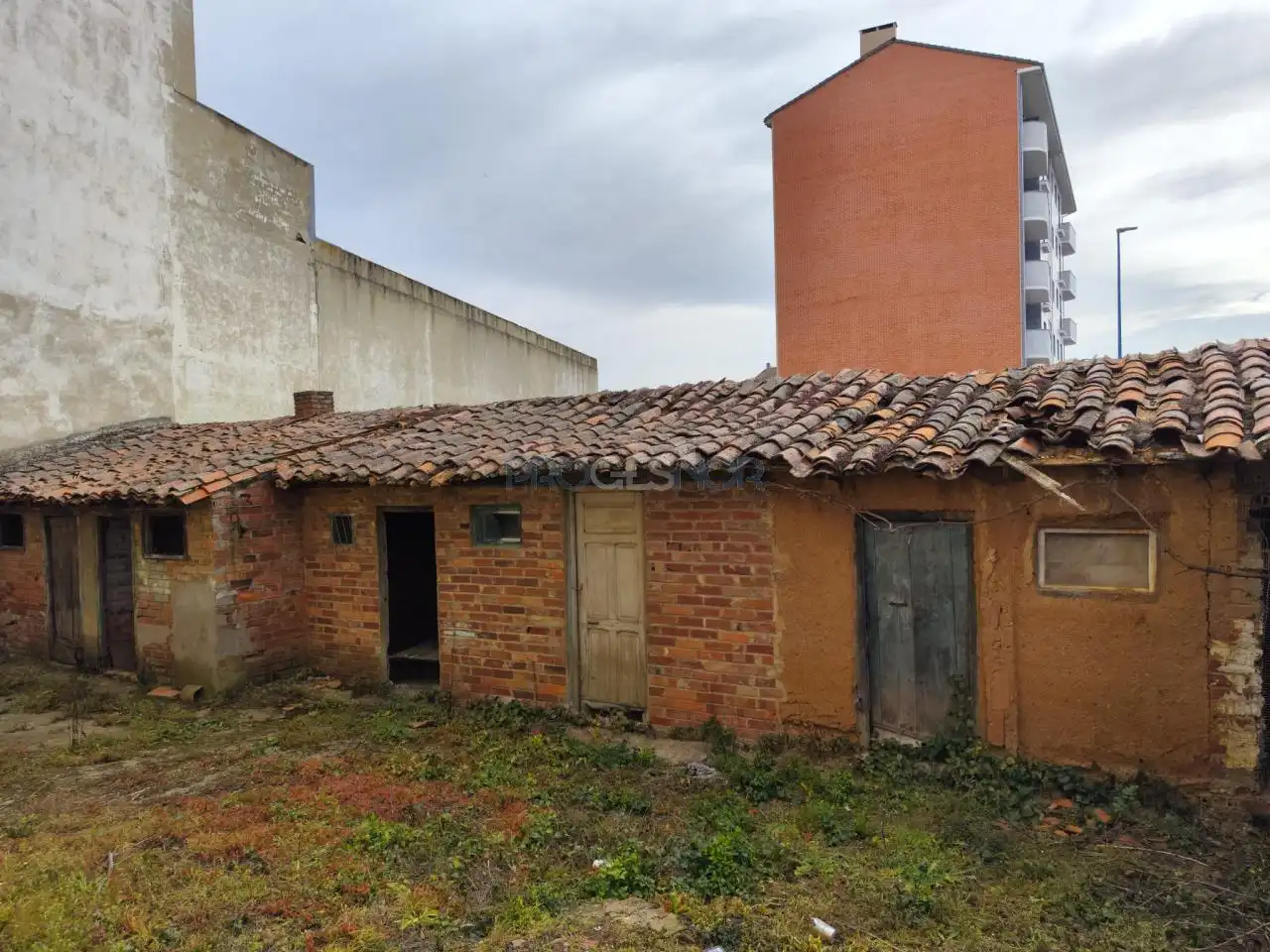 Vista exterior de Casa o xalet en venda en León Capital  amb Jardí privat i Traster