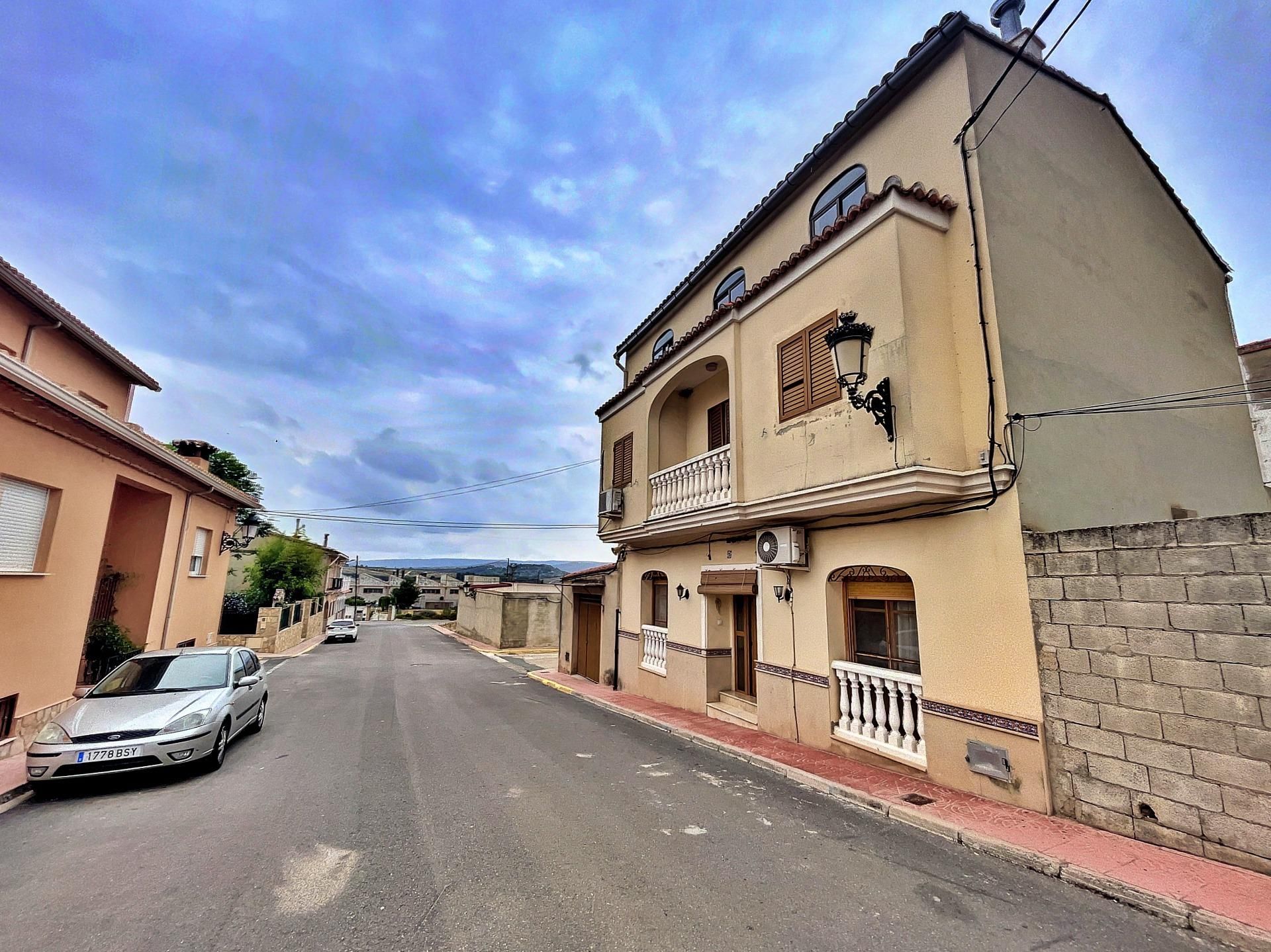 Vista exterior de Casa adosada en venda en Llocnou d'En Fenollet amb Calefacció, Jardí privat i Traster