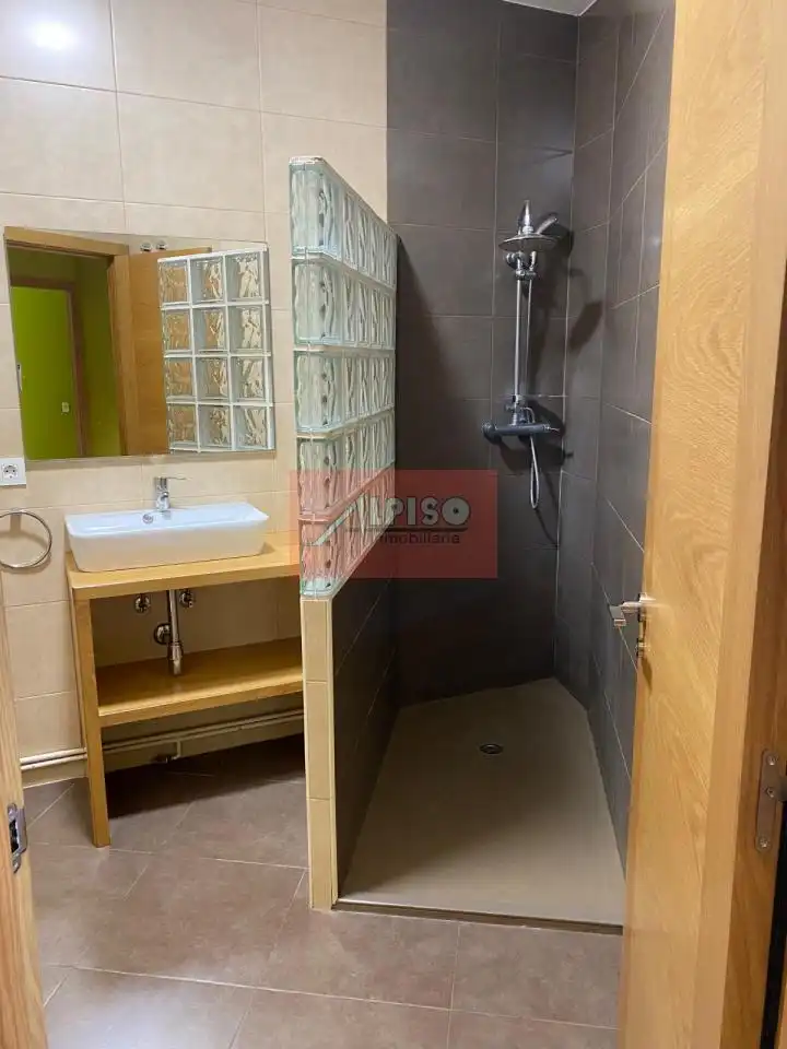 Baño de Apartamento de alquiler en Ourense Capital  con Calefacción y Parquet
