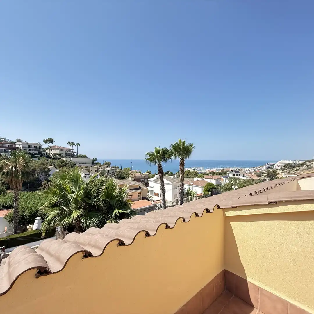 Vista exterior de Casa adosada en venda en Sitges amb Calefacció, Jardí privat i Parquet