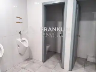 Baño de Nave industrial de alquiler en L'Hospitalet de Llobregat