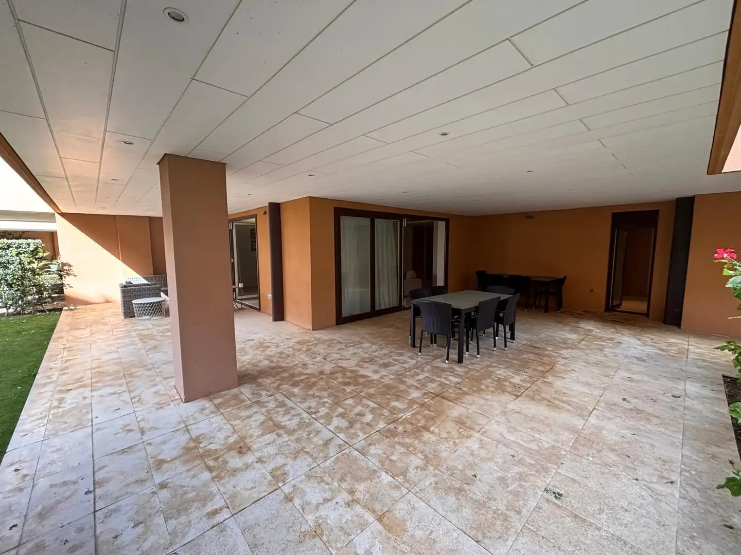 Terrasse von Wohnung zum Verkauf in Sotogrande mit Klimaanlage, Heizung und Privatgarten