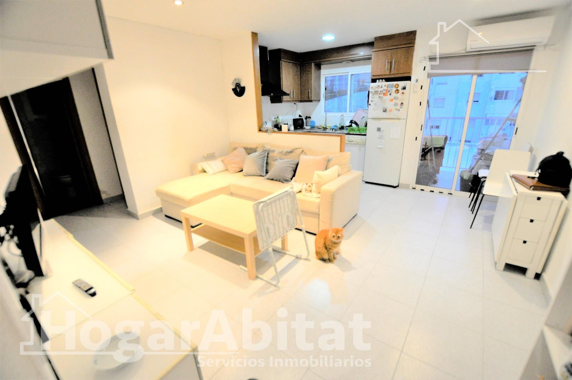 Living room of Flat for sale in  Valencia Capital  with Air Conditioner, Furnished and Balcony