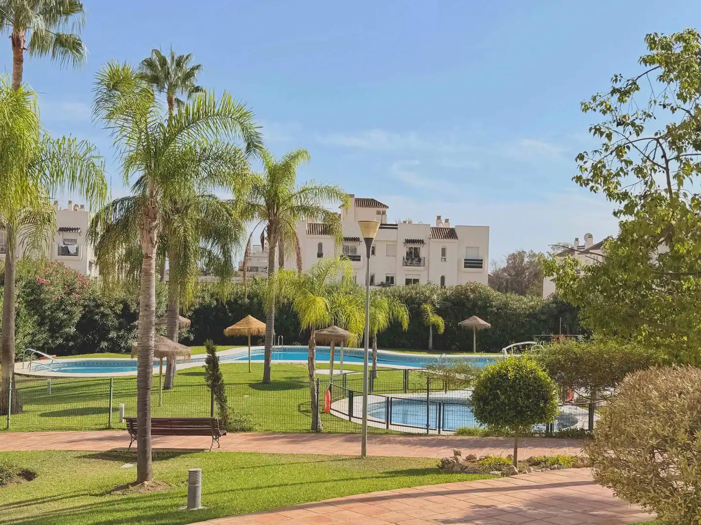 Vista exterior de Apartamento en venta en Marbella con Aire acondicionado, Trastero y Piscina comunitaria