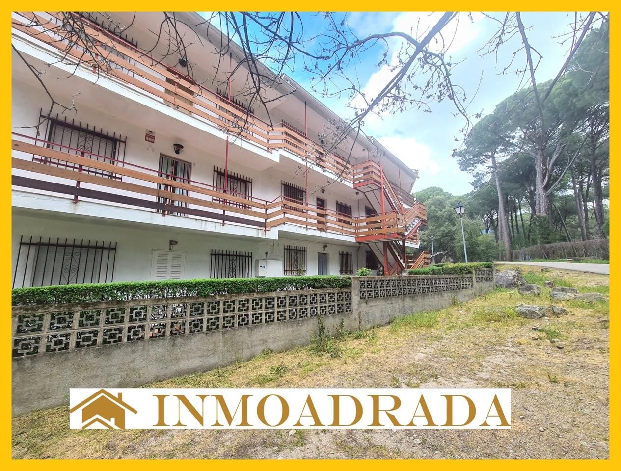 Vista exterior de Piso en venta en La Adrada  con Terraza y Amueblado