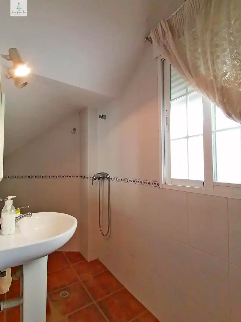 Bany de Casa o xalet en venda en Loja amb Jardí privat, Terrassa i Traster