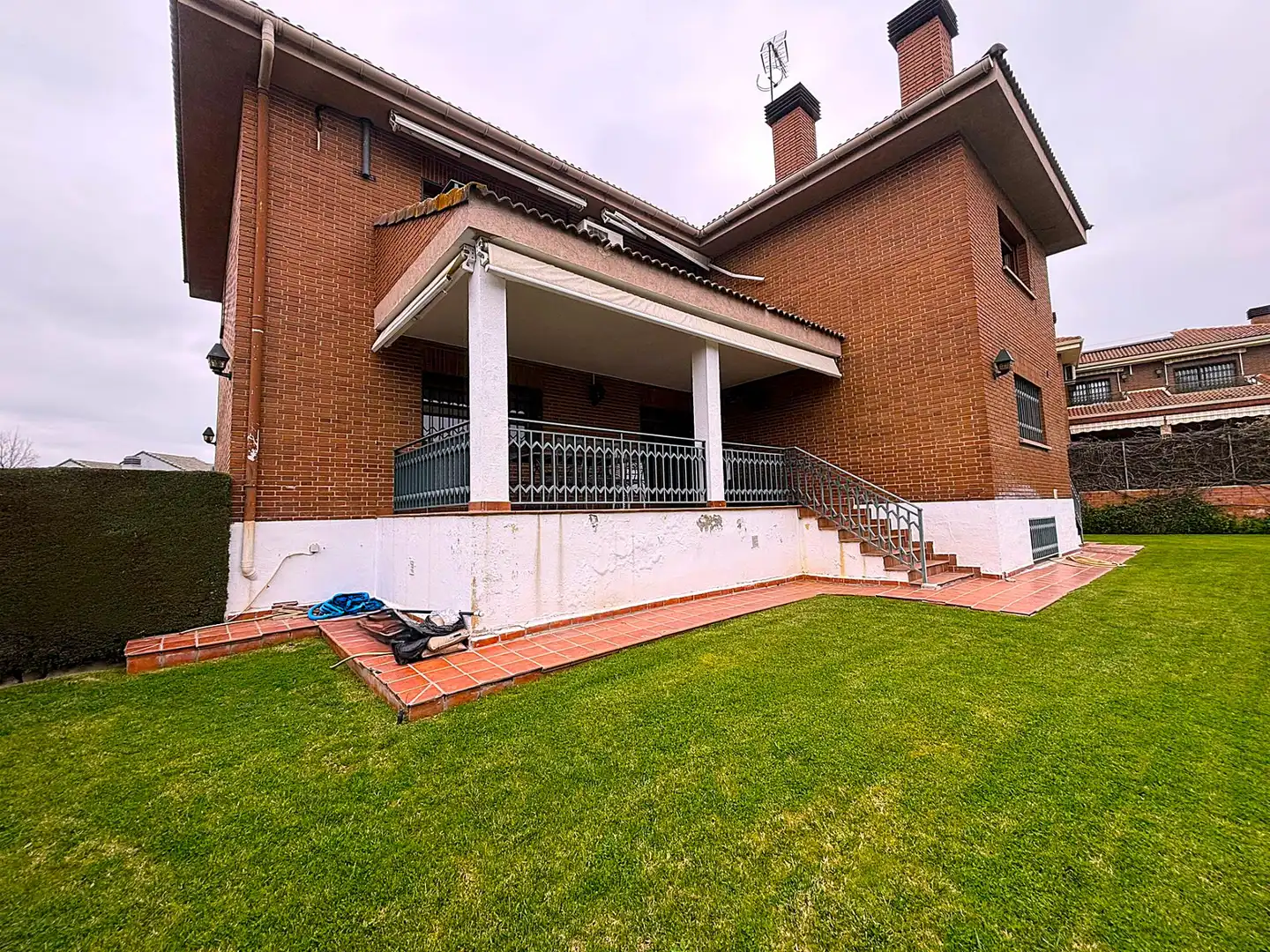 Vista exterior de Casa o xalet en venda en Pozuelo de Alarcón amb Aire condicionat, Calefacció i Jardí privat