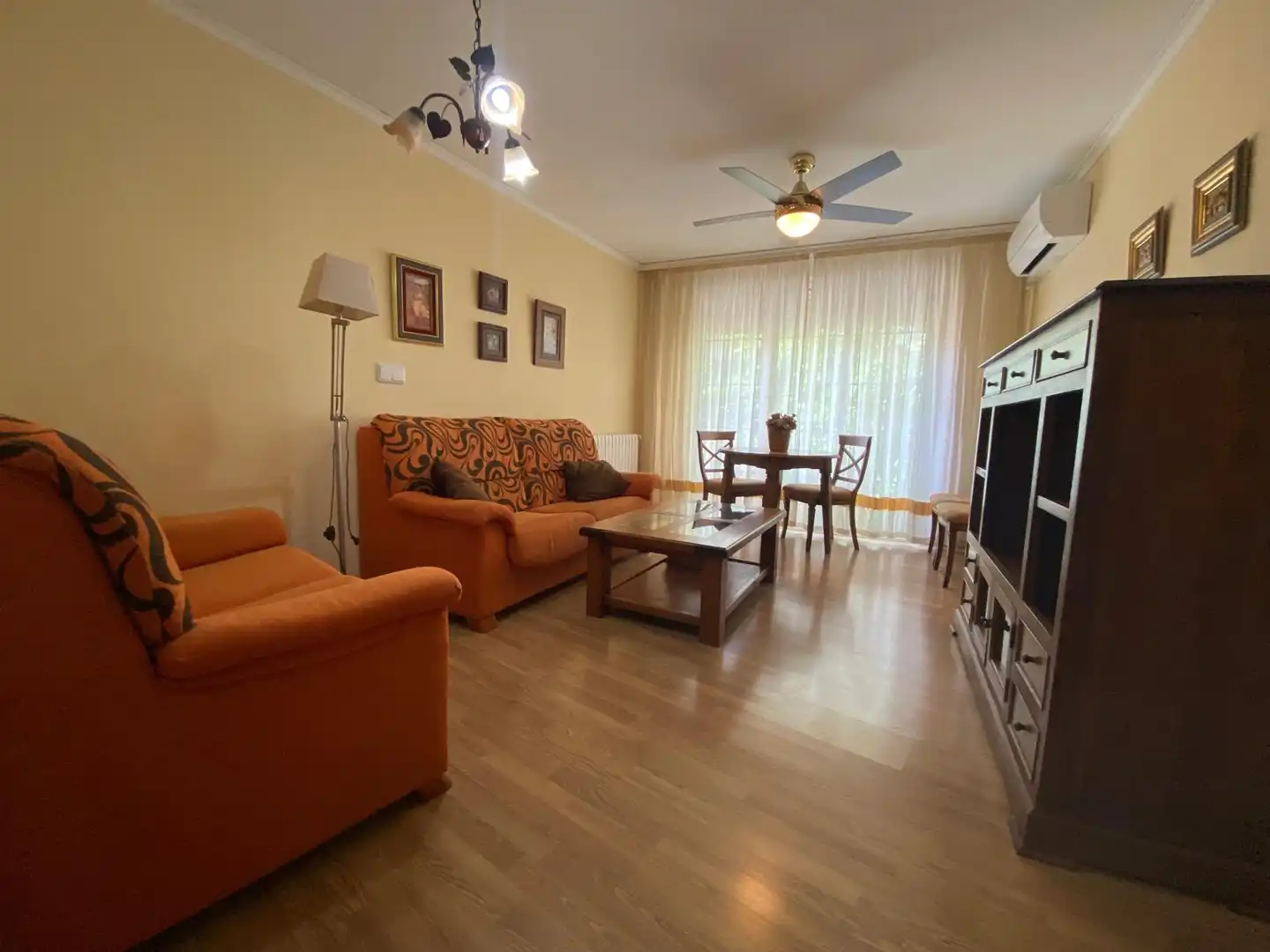 Sala de estar de Apartamento de alquiler en Albacete con Calefacción, Parquet y Amueblado