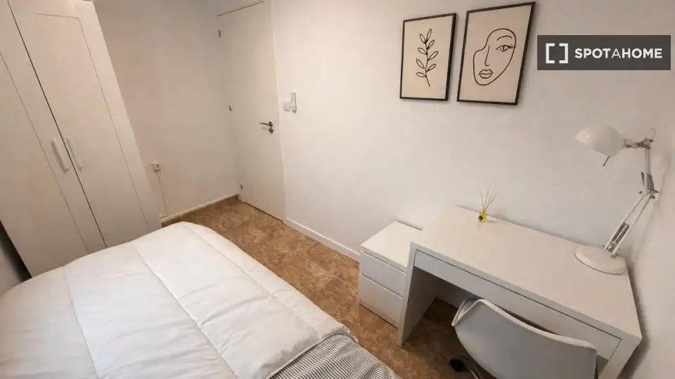 Habitación de Piso de alquiler en Valencia con Aire acondicionado, Calefacción y Amueblado