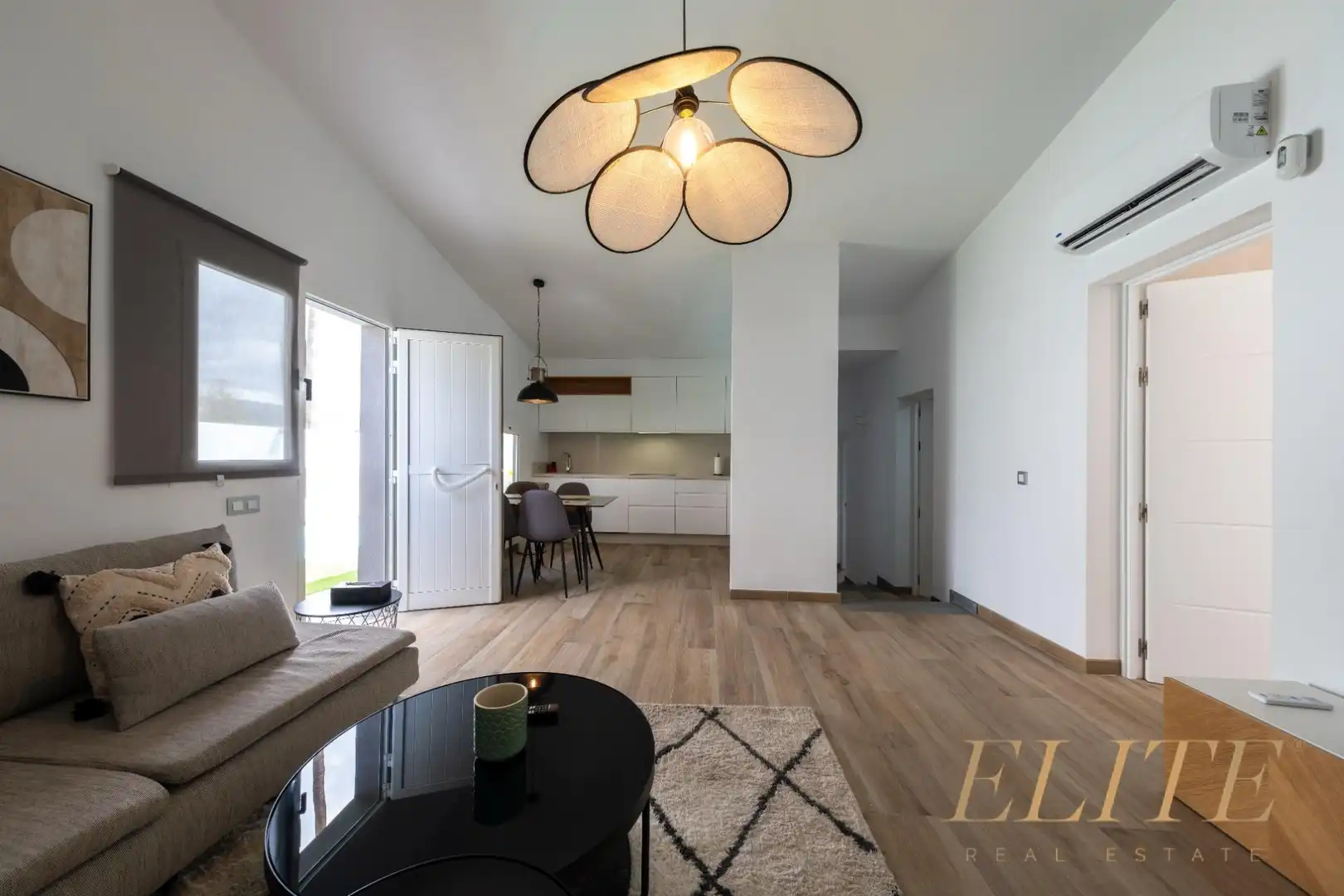 Living room of Detached homes for sale in San Bartolomé de Tirajana  with Air Conditioner, Private garden and Parquet flooring